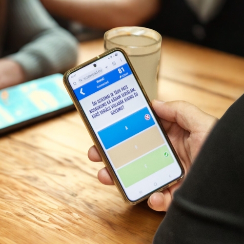 BuzzerPad aplikācija telefonā ar spēles Apslēptās zināšanas jautājumu