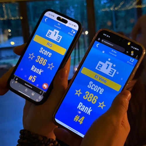 Spēles Apslēptās zināšanas rezultāti sālīdzināti 2 spēlētāju telefona ekrānos